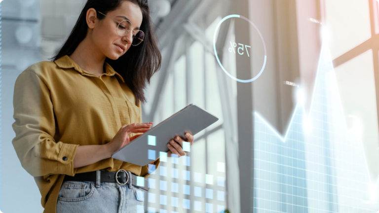 Uma mulher administrando sua empresa via ERP