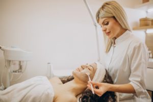 Saiba como combinar comunicação, atendimento e inovação para aumentar a clientela na sua clínica de estética