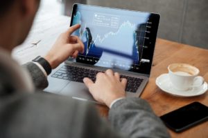 Os primeiros passos para investir de maneira simples e eficiente no mercado financeiro