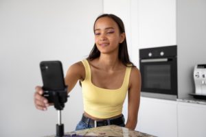 Entenda como as tendências de vídeos curtos estão revolucionando o marketing digital, impulsionando engajamento e alcance de marcas.