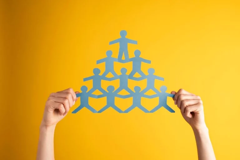 Imagem ilustrativa que representa a cultura organizacional, mostrando silhuetas de papel em formato de pessoas, simbolizando um ambiente de trabalho colaborativo e positivo.