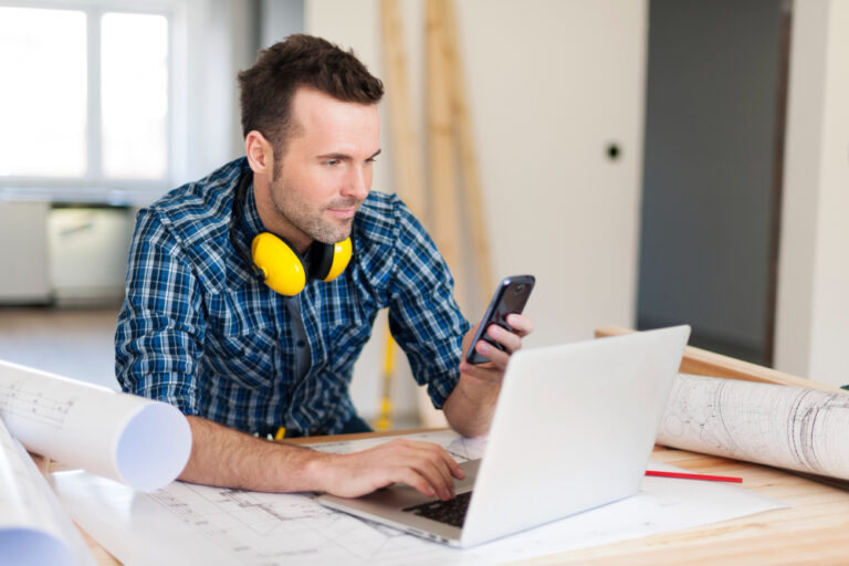 O mercado de serviços de obras tem se tornado cada vez mais competitivo, exigindo estratégias eficazes para se destacar. Com o crescimento do marketing online, empresas do setor podem alcançar um público mais amplo e qualificado. Neste artigo, abordaremos as melhores práticas e técnicas para vender serviços de obras utilizando ferramentas digitais, ajudando você a maximizar suas oportunidades de negócio e a conquistar novos clientes. Estratégias de Marketing Digital para Promover Serviços de Obras Promover serviços de obras de forma eficaz requer a adoção de estratégias de marketing digital que se alinhem às necessidades do seu público-alvo. Uma das abordagens mais eficazes é a criação de um site otimizado, onde os clientes possam encontrar informações sobre os serviços oferecidos, portfólio de projetos anteriores e depoimentos de clientes satisfeitos. Investir em SEO (Search Engine Optimization) é fundamental para garantir que seu site apareça nas primeiras posições dos motores de busca. Isso envolve a utilização de palavras-chave relevantes, como "serviços de obras", em todo o conteúdo do site, incluindo títulos, descrições e textos. A criação de conteúdo de qualidade, como blogs e artigos informativos, também pode ajudar a atrair tráfego orgânico e posicionar sua empresa como uma autoridade no setor. As redes sociais são outra ferramenta poderosa para promover serviços de obras. Plataformas como Facebook, Instagram e LinkedIn permitem que você compartilhe fotos de projetos concluídos, interaja com clientes e crie anúncios direcionados. O uso de vídeos curtos mostrando o processo de trabalho ou depoimentos de clientes pode aumentar o engajamento e a visibilidade da sua marca. Outra estratégia eficaz é o marketing de conteúdo, que envolve a criação de materiais informativos que ajudem os clientes a entender melhor os serviços oferecidos. Por exemplo, você pode criar guias sobre a instalação banheira hidro e compartilhar dicas sobre como escolher o tipo certo de banheira para diferentes espaços. A Importância do SEO na Venda de Serviços de Obras O SEO (Search Engine Optimization) é uma ferramenta essencial para qualquer empresa que deseja aumentar sua visibilidade online, especialmente no setor de serviços de obras. Algumas vantagens são: Ajuda a direcionar tráfego qualificado; Melhora a experiência do usuário; Construção de autoridade e credibilidade; Estratégia de marketing. Uma das principais vantagens do SEO é que ele ajuda a direcionar tráfego qualificado para o seu site. Quando você otimiza seu conteúdo com palavras-chave relevantes, como "serviços de obras" e "instalação de piso intertravado", você aumenta as chances de que pessoas que realmente precisam desses serviços encontrem sua empresa. O SEO melhora a experiência do usuário no seu site. Um site otimizado carrega mais rápido, oferece navegação intuitiva e apresenta informações relevantes com clareza. A experiência do usuário é um fator importante que os motores de busca consideram ao classificar os sites, portanto, investir em SEO é uma maneira de garantir que sua empresa se destaque. Outro aspecto importante do SEO é a construção de autoridade e credibilidade. Quando seu site aparece nas primeiras posições dos resultados de busca, os usuários tendem a confiar mais na sua marca. Publicar conteúdo de qualidade, como artigos sobre a instalação de piso intertravado e dicas de manutenção, pode ajudar a estabelecer sua empresa como uma referência no mercado. O SEO é uma estratégia de marketing com foco em resultados a longo prazo. Embora possa levar algum tempo para ver resultados significativos, os benefícios são duradouros. Uma vez que seu site esteja bem posicionado, você pode continuar a atrair tráfego orgânico sem os custos contínuos de anúncios pagos. Utilizando Redes Sociais para Aumentar a Visibilidade dos Serviços de Obras As redes sociais se tornaram uma ferramenta indispensável para empresas de todos os setores, incluindo o de serviços de obras. Utilizar essas plataformas de forma estratégica pode aumentar significativamente a visibilidade da sua empresa e atrair novos clientes. Uma das principais vantagens das redes sociais é a capacidade de compartilhar conteúdo visual. No setor de obras, fotos e vídeos de projetos concluídos podem ser extremamente impactantes. Mostrar o antes e depois de uma reforma, por exemplo, pode impressionar potenciais clientes e demonstrar a qualidade do seu trabalho. Vídeos curtos mostrando o processo de instalação de calhas ou outros serviços podem educar o público sobre cada etapa do projeto e aumentar a confiança na sua empresa. Outra estratégia eficaz é a criação de anúncios direcionados. As redes sociais disponibilizam ferramentas de segmentação que possibilitam atingir pessoas com interesses específicos, como construção ou reformas residenciais. Investir em anúncios pagos pode ser uma maneira rápida de aumentar a visibilidade e atrair novos clientes. Interagir com seus seguidores é fundamental. Responder a comentários, mensagens diretas e perguntas demonstra que você valoriza a opinião dos clientes e está disposto a ajudar. Incentivar clientes satisfeitos a compartilhar suas experiências nas redes sociais também pode aumentar sua visibilidade e atrair novos leads. Manter uma presença constante nas redes sociais é fundamental. Publicar regularmente e diversificar o tipo de conteúdo, como dicas de manutenção, novidades sobre serviços e promoções, pode manter seu público engajado e interessado. Criando Conteúdo Engajador para Atrair Clientes de Serviços de Obras Criar conteúdo engajador é uma estratégia fundamental para atrair clientes no setor de serviços de obras. Uma das formas mais eficazes de criar conteúdo engajador é por meio de blogs e artigos informativos. Publicar textos que abordem temas relevantes, como dicas de manutenção, tendências de design e soluções para problemas comuns, pode atrair a atenção de pessoas que buscam informações sobre serviços de obras. Um artigo sobre a impermeabilização de paredes internas pode ajudar os leitores a entender a importância desse serviço e como ele pode prevenir problemas futuros, como infiltrações e mofo. Ao fornecer informações valiosas, você educa seu público e o incentiva a considerar sua empresa para a execução do serviço. Além de textos, o uso de conteúdo visual, como infográficos e vídeos, pode aumentar ainda mais o engajamento. Infográficos que explicam processos de construção ou mostram estatísticas sobre reformas podem ser compartilhados facilmente nas redes sociais, aumentando a visibilidade da sua marca. Vídeos que demonstram o passo a passo de um projeto ou mostram o resultado final de uma obra também são altamente eficazes, pois permitem que os clientes vejam a qualidade do seu trabalho em ação. Outra estratégia é a criação de estudos de caso. Mostrar projetos anteriores, detalhando os desafios enfrentados e as soluções implementadas, pode ajudar a construir credibilidade. Os clientes potenciais se sentirão mais seguros ao ver exemplos concretos de como sua empresa lidou com situações semelhantes. Não se esqueça de incluir chamadas para ação (CTAs) em seu conteúdo. Incentive os leitores a entrar em contato para solicitar orçamentos, fazer perguntas ou agendar consultas. Um conteúdo engajador deve sempre levar o público a um próximo passo, facilitando a conversão de visitantes em clientes. Com uma abordagem focada na criação de conteúdo relevante e envolvente, sua empresa de serviços de obras pode se destacar e atrair uma base de clientes fiel. Em um mercado de serviços de obras cada vez mais dinâmico, adotar estratégias de marketing digital se torna essencial para o sucesso. Com dedicação e as ferramentas certas, é possível transformar oportunidades em resultados concretos e duradouros.