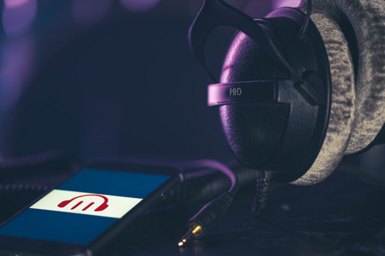 Podcasts fortalecem marcas B2B ao gerar autoridade, educar o público e criar conexões mais profundas com potenciais clientes.