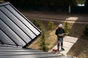 Profissional realizando checklist de manutenção em telhado, janelas, calhas e fachada de uma residência, garantindo a conservação e segurança da propriedade.