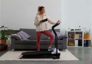 Mulher utilizando esteira residencial para treinos indoor em casa, reforçando a importância de investir em equipamentos fitness para empreender em 2025.
