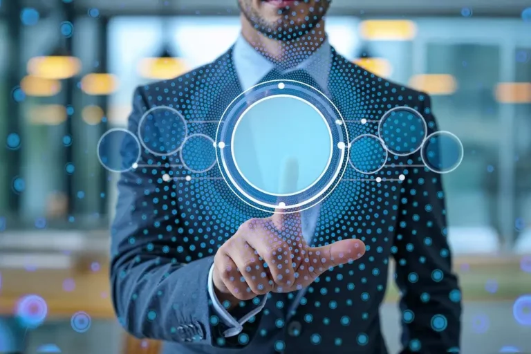 Homem de terno interagindo com tecnologia de inteligência artificial, destacando a inovação para empreender com IA.