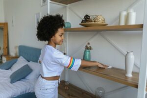 Descubra dicas de como escolher móveis ideais para evitar o acúmulo de poeira em casa. Pratique limpeza e estética com facilidade.