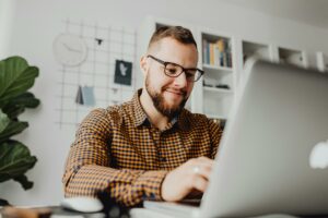 Confira estratégias digitais criativas que ajudam pequenos negócios a se destacar online, atrair clientes e crescer com eficiência.