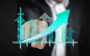 Imagem de um empresário apontando para gráficos e setas ascendentes, simbolizando crescimento financeiro e escolhas estratégicas para o regime tributário ideal.