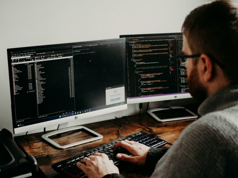 Descubra como proteger os componentes do seu PC durante a montagem com dicas para garantir segurança e desempenho
