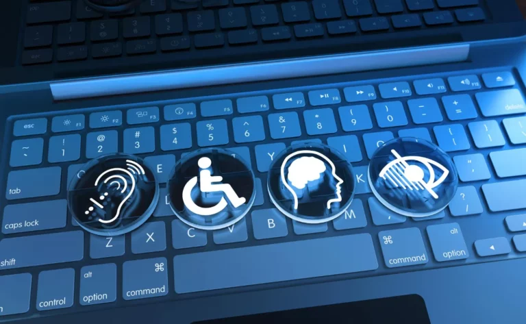 Teclado de computador com ícones de acessibilidade digital, como acesso por voz, deficiência auditiva e leitura, ilustrando O Que é Acessibilidade Digital e Por Que Ela Deve Ser Prioridade nas Empresas.
