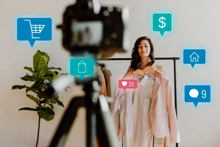 Live Commerce: Como Vender ao Vivo Dentro de Redes Sociais e Marketplaces — mulher em estúdio de filmagem promovendo produtos para audiência, com ícones digitais de compra e pagamento sobrepostos à cena.