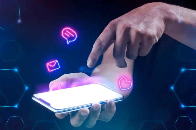 Mãos usando um smartphone com ícones neon de conversa, e-mail e corações no fundo digital, simbolizando o processo de conversão de visitantes em clientes no ambiente online. Como transformar visitantes em clientes: A Jornada de compra no ambiente digital