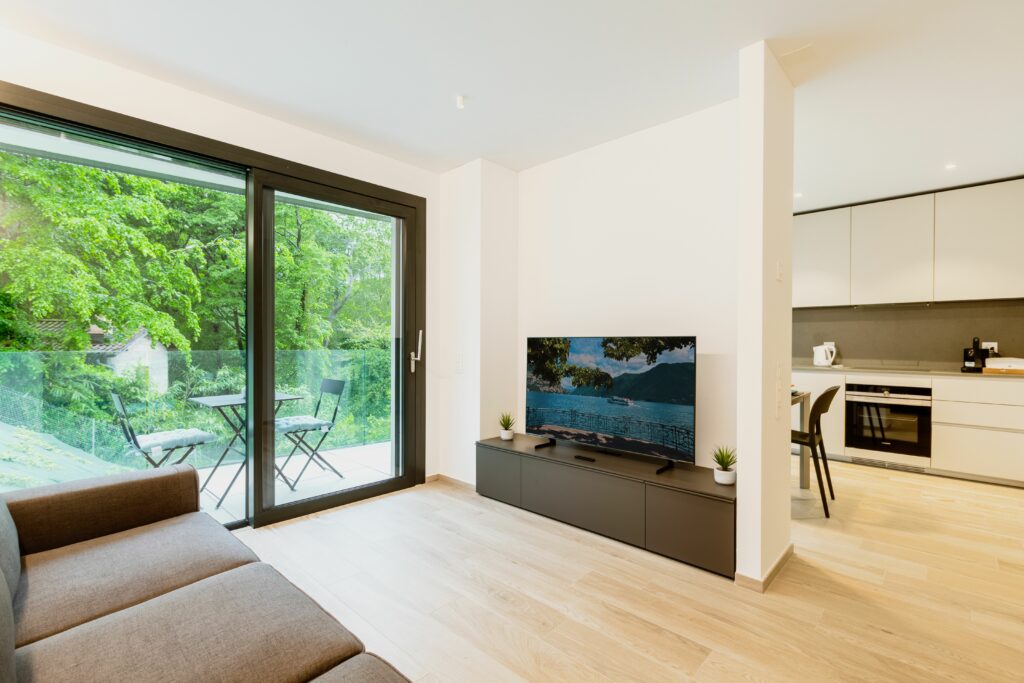 Descubra como escolher o melhor vidro para cada ambiente da casa, avaliando segurança, privacidade, iluminação, isolamento térmico e estilo.
